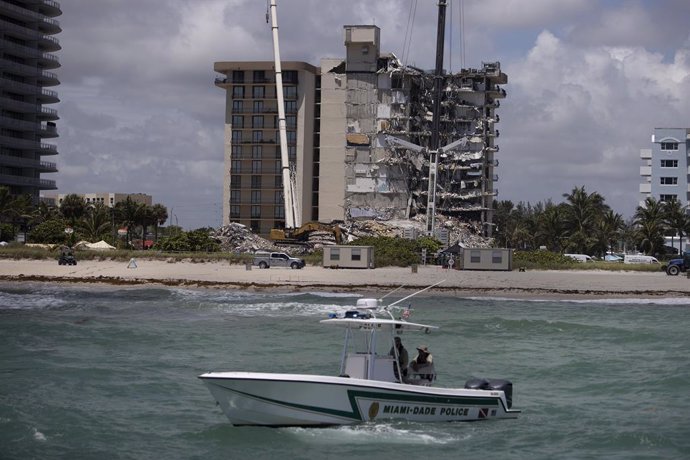 La Policía de Miami-Dade patrulla en un bote mientras los equipos de búsqueda y rescate buscan posibles sobrevivientes en el edificio.