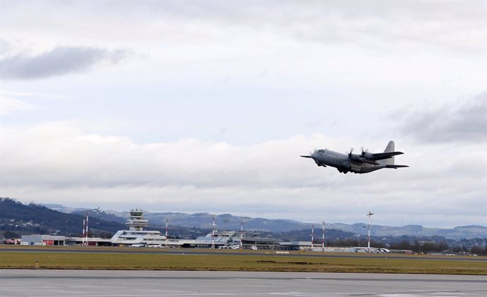 Archivo - 02 February 2020, Austria, Hoersching: A Hercules C-130 of the Austrian Armed Forces departs from Vogler Air Base to transport seven Austrians from France, after they left the coronavirus epidemic area in China. Photo: Werner Kerschbaummayr/AP