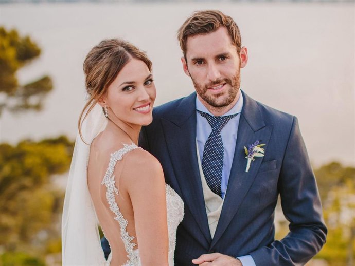 HELEN LINDES Y RUDY FERNÁNDEZ, YA MARIDO Y MUJER, BRINDAN POR SU FELICIDAD   (FOTOS CEDIDAS POR LOS NOVIOS)