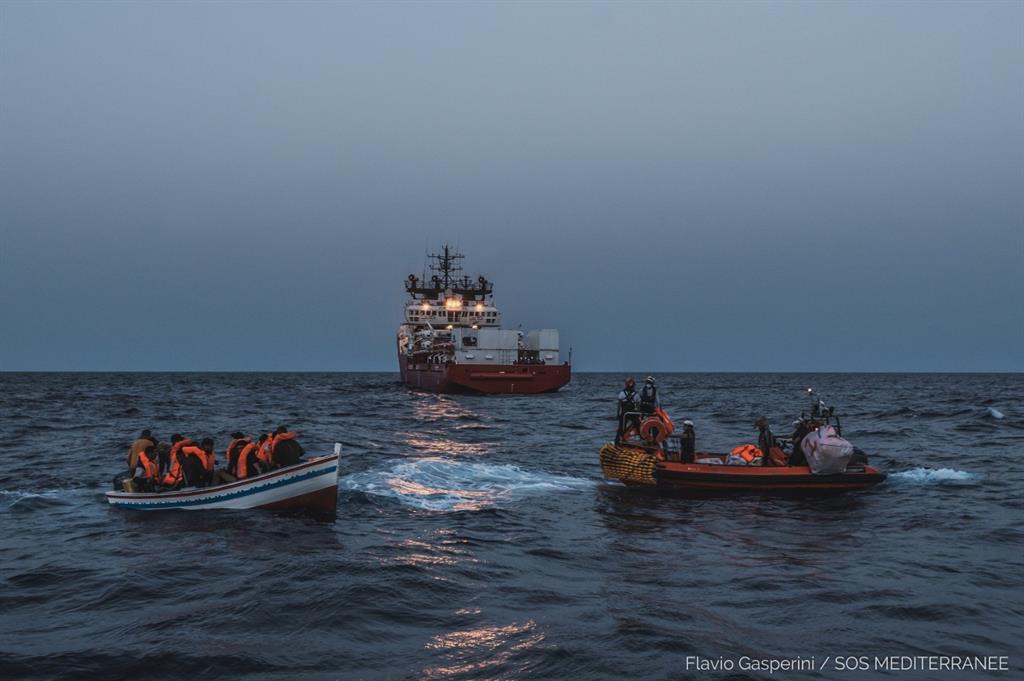El 'Ocean Viking' rescata a 21 migrantes a la deriva en el centro del Mediterráneo - Vimarsana News