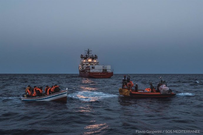 Operacion de rescate del barco Ocean Viking