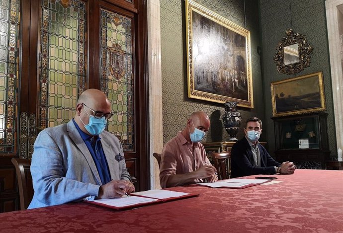 El presidente del Club Español de Alta Gastronomía, Francisco Javier Sánchez García, y el delegado de Hábitat Urbano, Antonio Muñoz, en la firma de un convenio.