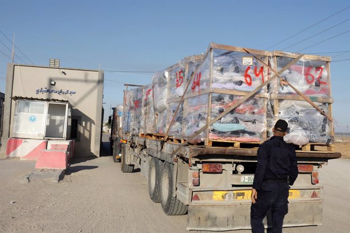 21 June 2021, Palestinian Territories, Rafah: Trucks loaded with fabrics cargo crosses the Kerem Shalom border crossing. Israel allowed again On Monday the export of agricultural products from the Palestinian territory, one month after the beginning of 
