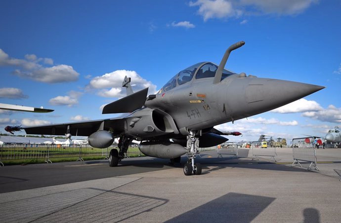 Archivo - FILED - 25 April 2018, Brandenburg, Schoenefeld: A French-made Dassault Rafale jet fighter is seen exhibited during the 2018 Berlin International Air Show (ILA). Five French-made Rafale fighter jets were formally inducted into the Indian Air F