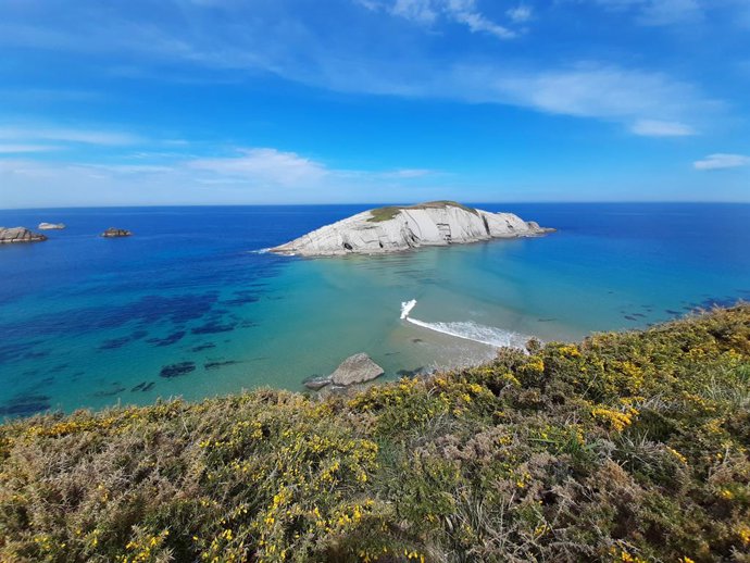 Archivo - Playa de Covachos, en Soto de la Marina (Santa Cruz de Bezana). Cantabria. Turismo. Vacaciones. Naturaleza. Paisaje. Costa. Mar.