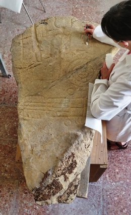 Labores de limpieza en la estela V de Écija