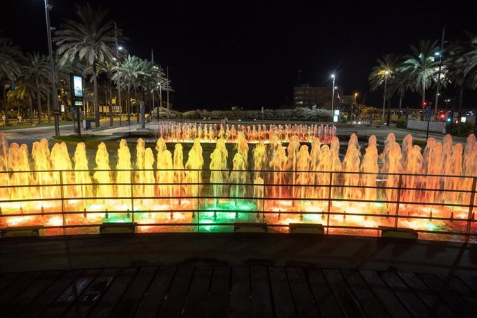 Imagen de la Fuente de la Rambla de Almería iluminada de amarillo por el Síndrome de Rubinstein-Taybi.