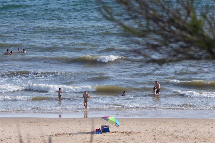 Archivo - Pocas personas se bana en la playa durante el fin de semana de la Romería del Rocio en la Playa de Matalascanas . 23 de mayo de 2021 en Almonte, Huelva, España.