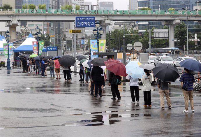 Cola de gente en Seúl para la prueba del coronavirus