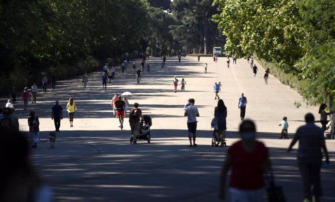 Archivo - Varias personas caminan por el Parque del Retiro en Madrid (España), a 29 de junio de 2020.