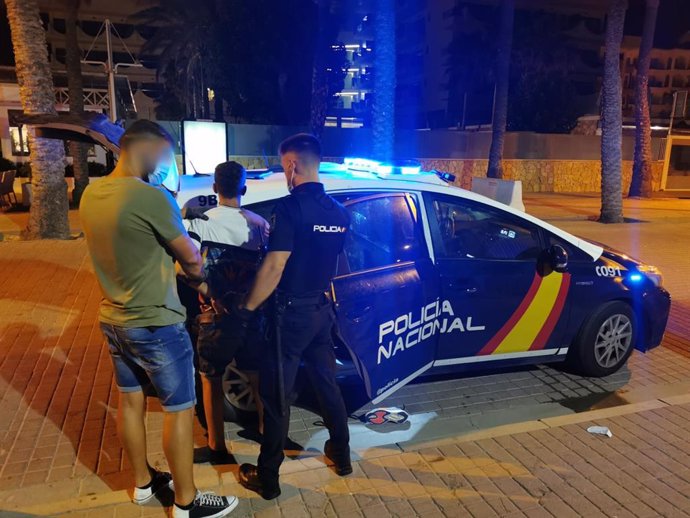 Efectivos de la Policía Nacional practican una detención en la Playa de Palma.
