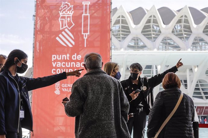 Archivo - Varias personas llegan para ser vacunados en la Ciutat de Les Arts i les Cincies
