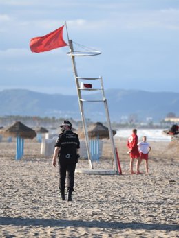 Un agente de la Policía Local en la playa de la Malvarrosa de Valncia, en una imagen de archivo