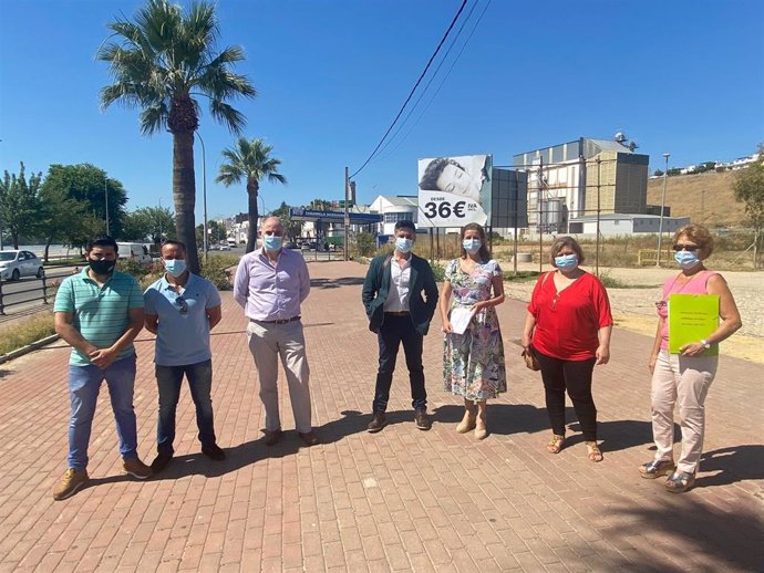 Los diputados de Vox, Macario Valpuesta y María José Piñero, en su visita a Coria del Río (Sevilla) por los problemas de la emanación de gases tóxicos.