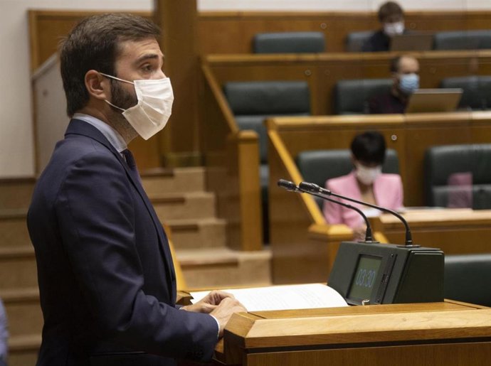 El consejero de Consumo, Javier Hurtado, en el Parlamento vasco.