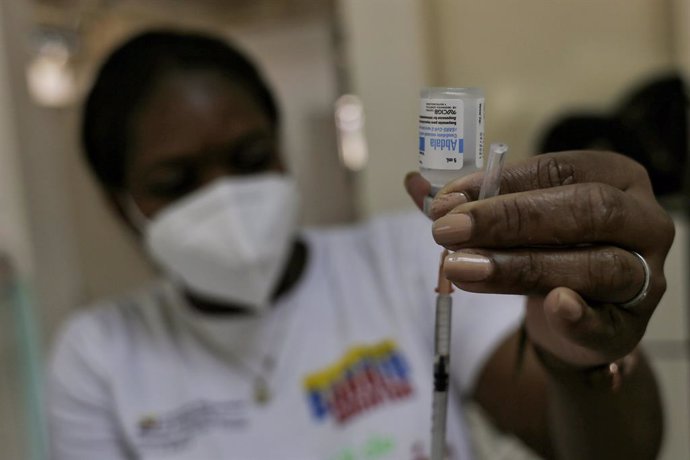 28 June 2021, Venezuela, Caracas: A health worker prepares a dose of the Cuban Corona vaccine Abdala. The first shipment of vaccine from Cuba will provide 10000 people in Venezuela with a first dose of the vaccine, according to Cuban authorities. Photo: