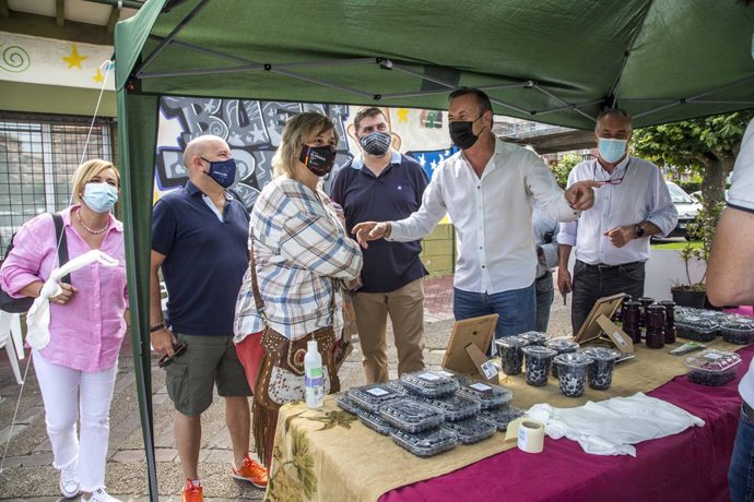 El consejero de Desarrollo Rural y Alimentación, Guillermo Blanco, y la alcaldesa de Camargo, Esther Bolado, en el Mercado 'Mano a Mano' en Maliaño