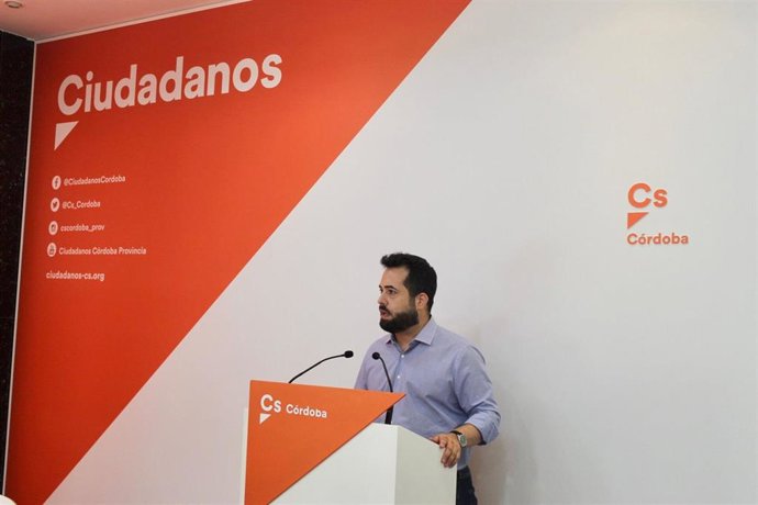 El portavoz adjunto de Cs, Fran Carrillo, este domingo en rueda de prensa en Córdoba.