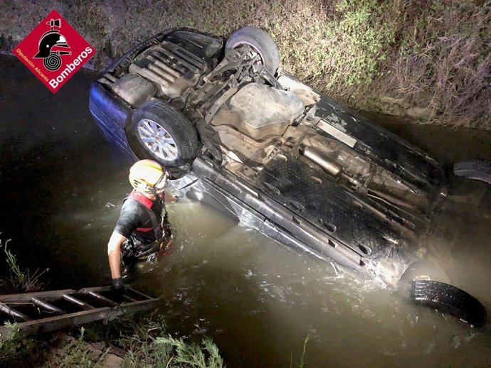Bomberos extraen un coche que había caído a un canal de agua en Almoradí (Alicante)