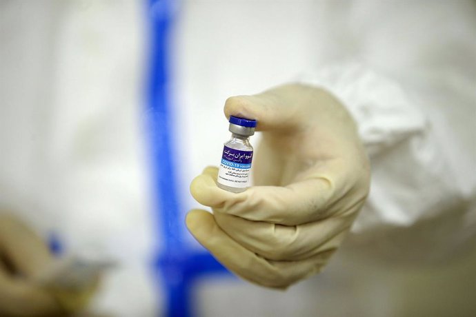 HANDOUT - 25 June 2021, Iran, Tehran: A health worker holds a vial of the COVIran Barakat, the Iranian coronavirus (COVID-19) vaccine. Photo: -/Iranian Supreme Leader's Office/dpa - ATTENTION: editorial use only and only if the credit mentioned above is
