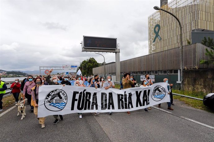 Decenas de personas con una pancarta en la que se lee: `Fóra da ría xa!, durante una manifestación contra Ence, a 4 de julio de 2021, en Vigo, Pontevedra, Galicia (España). La convocatoria ha partido de las alamedas de Marín y Pontevedra hasta las puerta