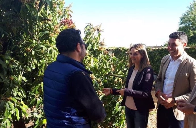 La coordinadora de Cs en Huelva y diputada provincial, María Ponce,  y el concejal de Cs en Isla Cristina, Andrés Aguilera, en la visita a una finca agrícola en el municipio costero.