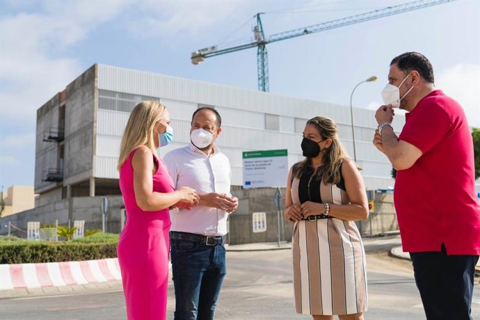 La vicesecretaria general de Sociedad del Bienestar del PP de Almería, Rocío Sánchez, y la portavoz del PP de Viator, María del Mar López, en la visita a las obras del colegio de Viator.