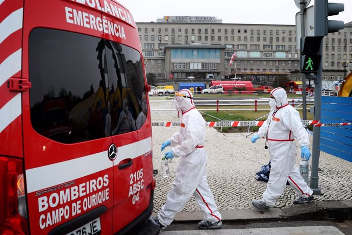 Archivo - Personal sanitario con equipos de protección contra el coronavirus junto a una ambulancia en un hospital de Lisboa, Portugal