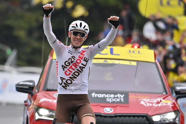 Ben O'Connor celebra su victoria en la novena etapa del Tour de Francia