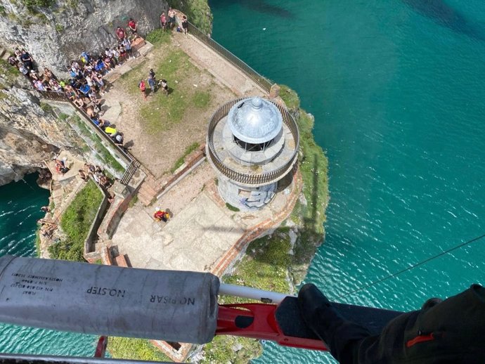 El helicóptero medicalizado del Gobierno rescata a un madrileño que había sufrido un ataque epiléctico en el Faro del Caballo, en Santoña
