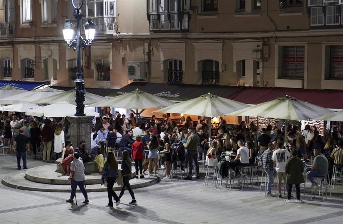 Ambiente en la Plaza de Cañadío de Santander este fin de semana