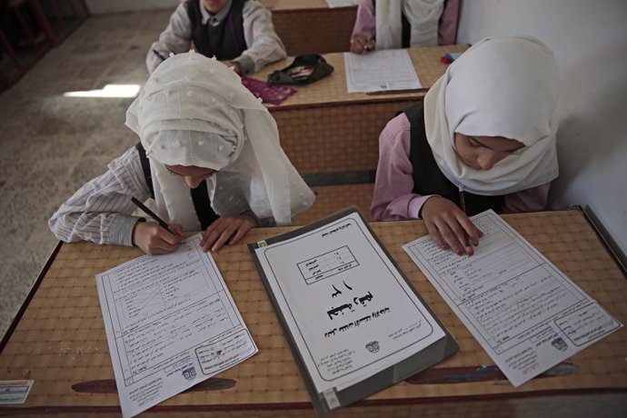 Archivo - 28 March 2021, Yemen, Sanaa: Yemeni students take the final school exam a month earlier as a precautionary measure against the wide spread of Coronavirus, at a school in Sanaa. Photo: Hani Al-Ansi/dpa
