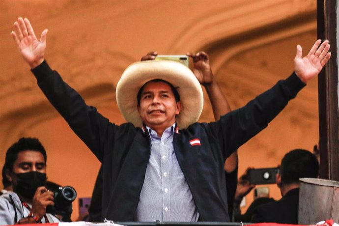 El candidato presidencial Pedro Castillo de Perú Libre saluda a sus partidarios en el balcón de la sede de su partido político