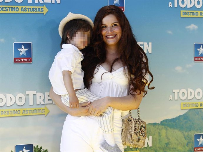 Mónica Moreno asistió al estreno de "A todo tren. Destino Asturias" con su hijo Romeo
