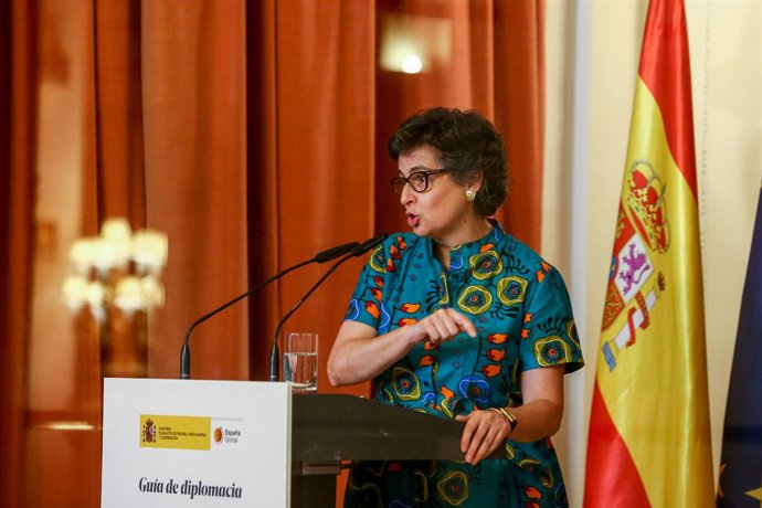 La ministra de Asuntos Exteriores, Unión Europea y Cooperación, Arancha González Laya, asiste a la presentación de la Guía Diplomática Gastronómica en el Casino de Madrid, a 30 de junio de 2021, en Madrid (España), junto a cocineros de prestigio y repre
