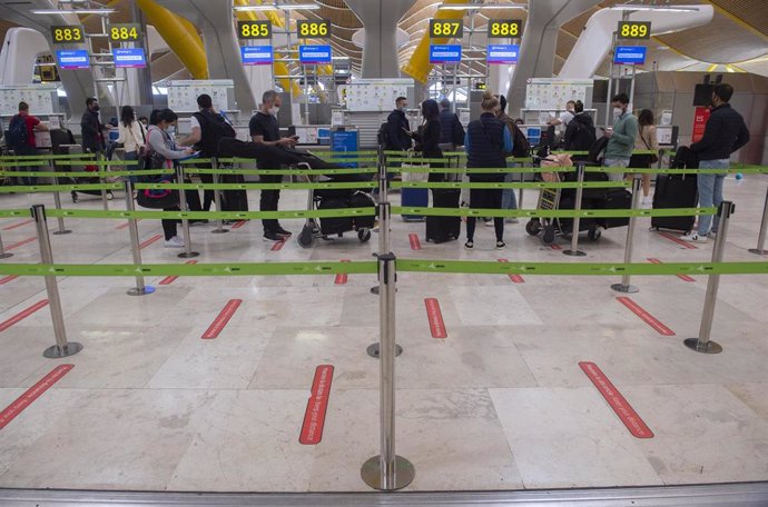 Archivo - Pasajeros esperan para facturar su maleta en la T4 del Aeropuerto Adolfo Suárez Madrid-Barajas, en Madrid (España), a 26 de marzo de 2021. Un total de 4.818 efectivos de las Fuerzas y Cuerpos de Seguridad del Estado (FCSE) se desplegarán esta 