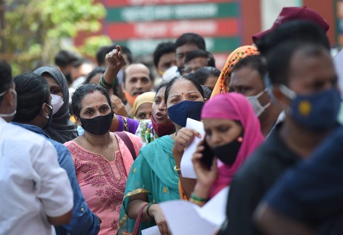 Un grupo de personas hace cola en India para recibir la vacuna contra el coronavirus