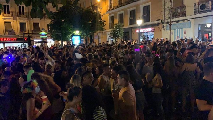 Aglomeraciones en la plaza de Chueca, en Madrid, con motivo de la celebración del Orgullo LGTBI.