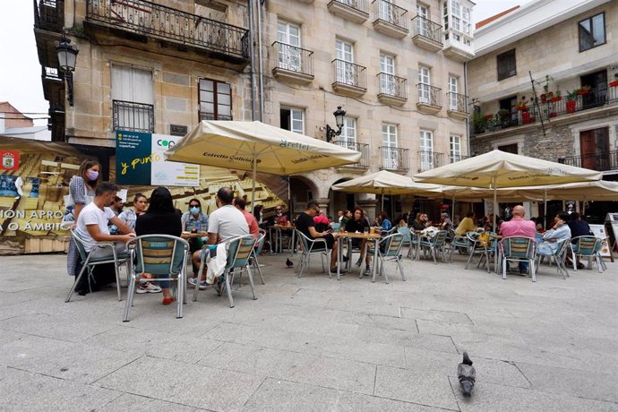 Varias personas en una terraza de Vigo, a 26 de junio de 2021, en Pontevedra, Galicia (España).