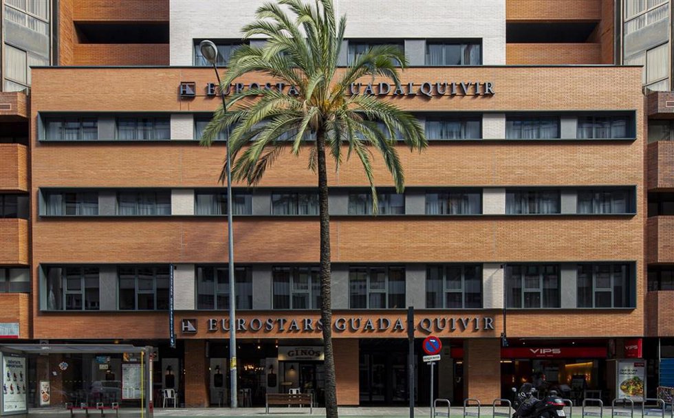 Situado en una de las principales arterias de Sevilla, a escasos minutos a pie del centro de la ciudad y muy próximo al recinto ferial, al Paseo de Colón, la Plaza de Toros de la Maestranza y los principales monumentos históricos de la ciudad.
