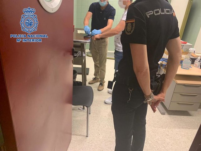 Dos personas detenidas, una por documentos falsificados y otra por robo en un comedor Detenido por la policía nacional por robo