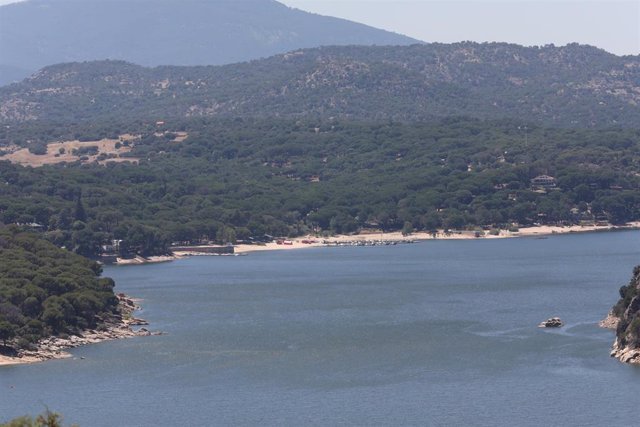 Vistas del pantano de San Juan, localización próxima donde ayer desapareció una menor, a 30 de junio de 2021, en San Martín de Valdeiglesias, Madrid (España).