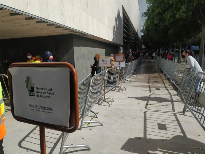 Archivo - Centro de vacunación en Cáceres situado en el Palacio de Congresos