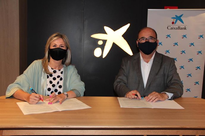 Olga García, directora territorial de CaixaBank en la Región de Murcia, y Joaquín Hernández, presidente del Círculo de Economía de la Región de Murcia.