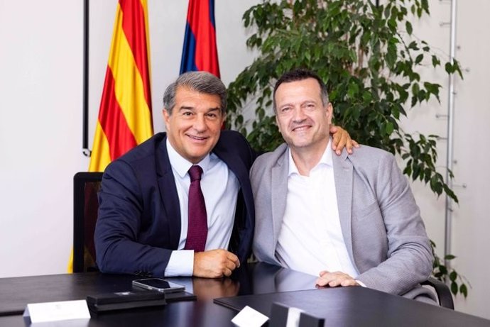 El presidente del FC Barcelona, Joan Laporta, con el nuevo entrenador del fútbol sala blaugrana, Jesús Velasco