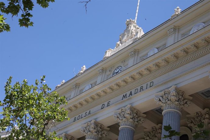 Fachada del Palacio de la Bolsa de Madrid, a 30 de junio de 2021, en Madrid (España).