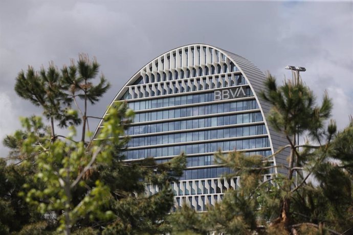 Archivo - Edificio de la sede de BBVA en Madrid, conocido como La Vela, a 22 de abril de 2021, en Madrid (España). La dirección de BBVA ha planteado el despido de 3.798 personas y el cierre de 530 oficinas.