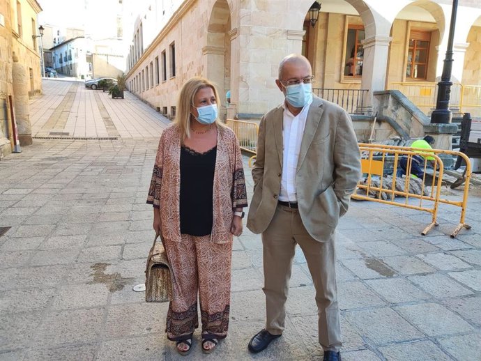 Igea junto a la delegada territorial de la Junta, Yolanda de Gregorio.