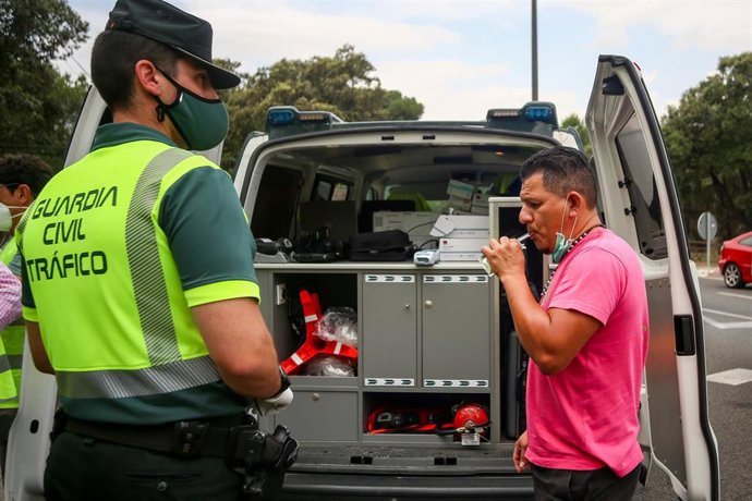 Una prueba de control de consumo de alcohol y drogas a los conductores durante la presentación de la campaña de la DGT el pasado 16 de junio de 2021, en Pozuelo de Alarcón (Madrid)
