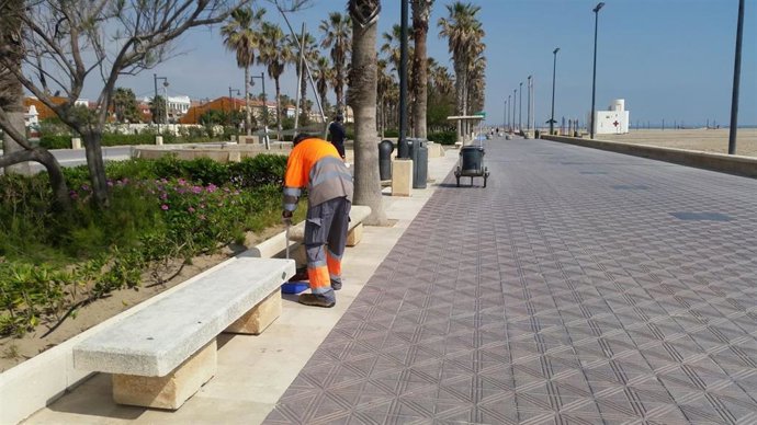 Archivo - Imagen de archivo de limpieza en el paseo marítimo de Valncia.